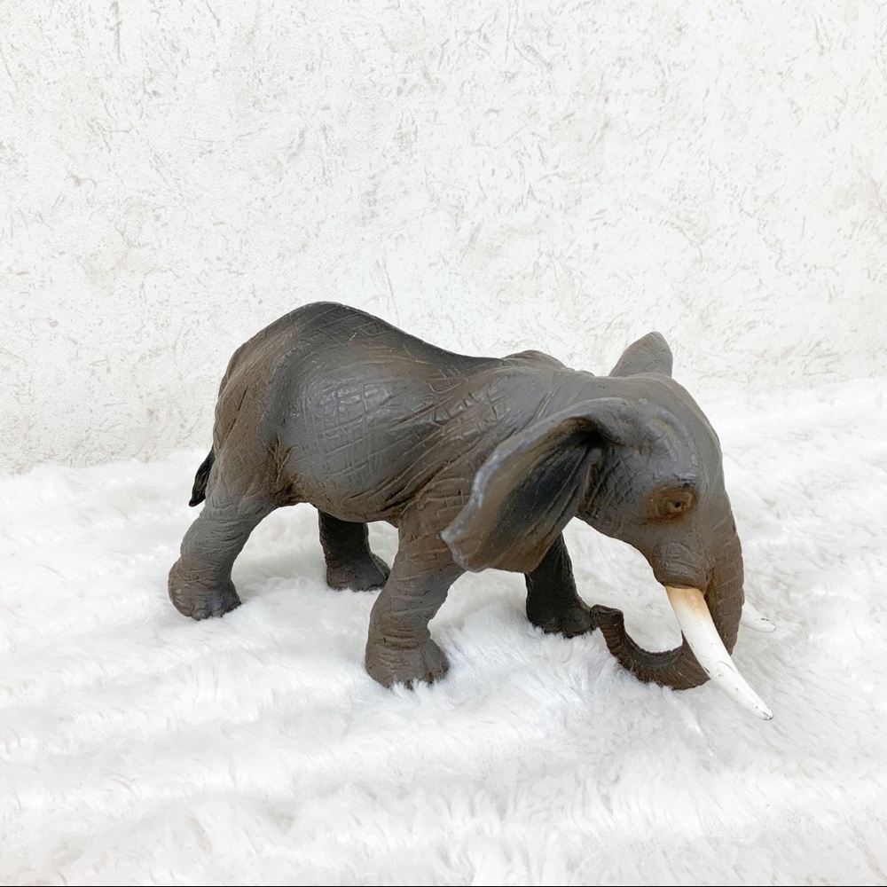 Mojo 2010 African Elephant Toy Model Figure Safari